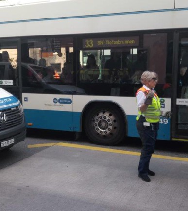 Clara Videtta bei der Entdrahtung eines Busses